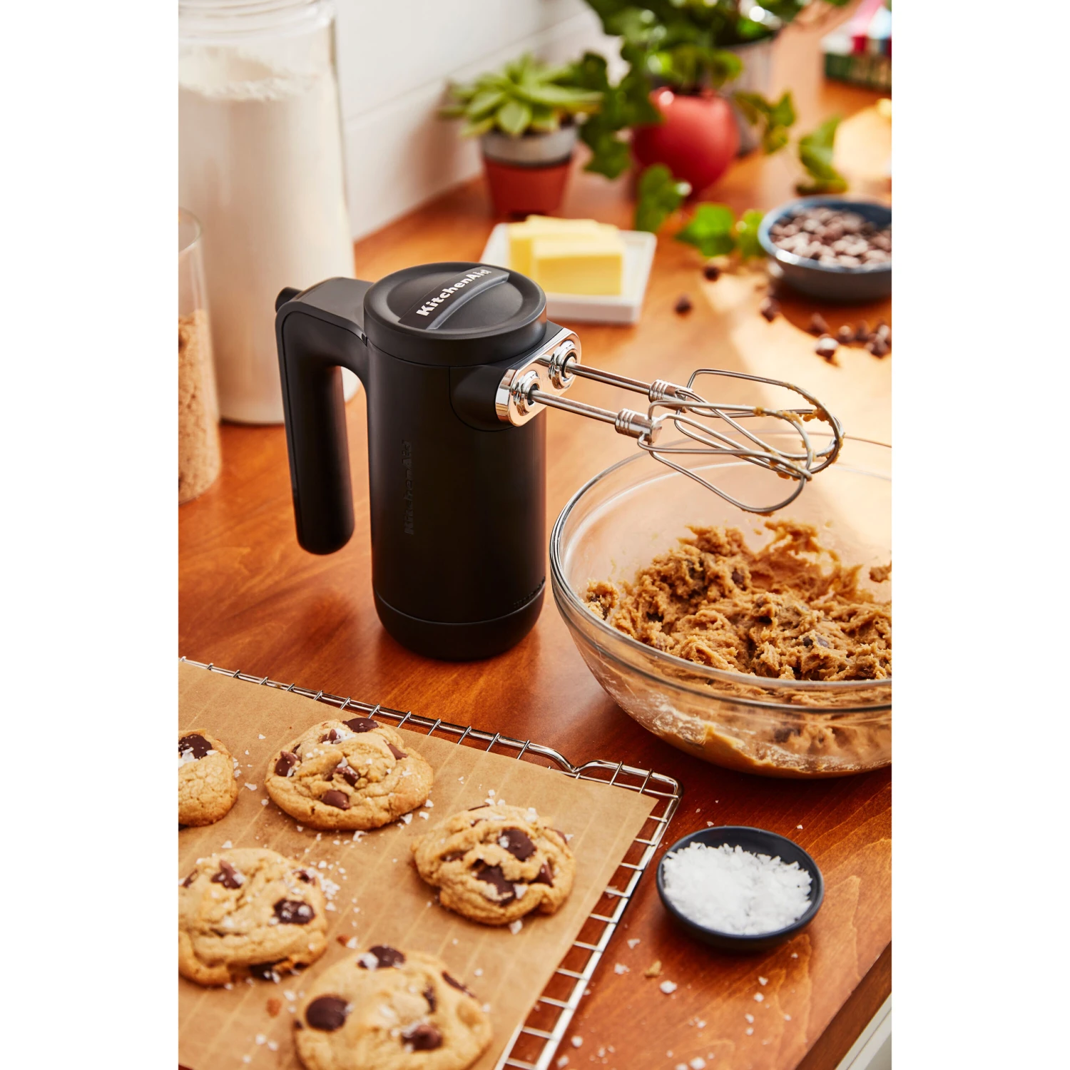 KitchenAid - Cordless 7 Speed Hand Mixer - Black Matte 10 KitchenAid - Cordless 7 Speed Hand Mixer - Black Matte - Image 8